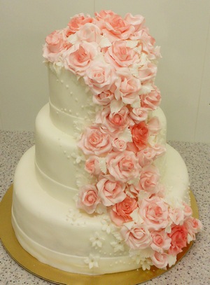 Белый свадебный торт с розовыми розами